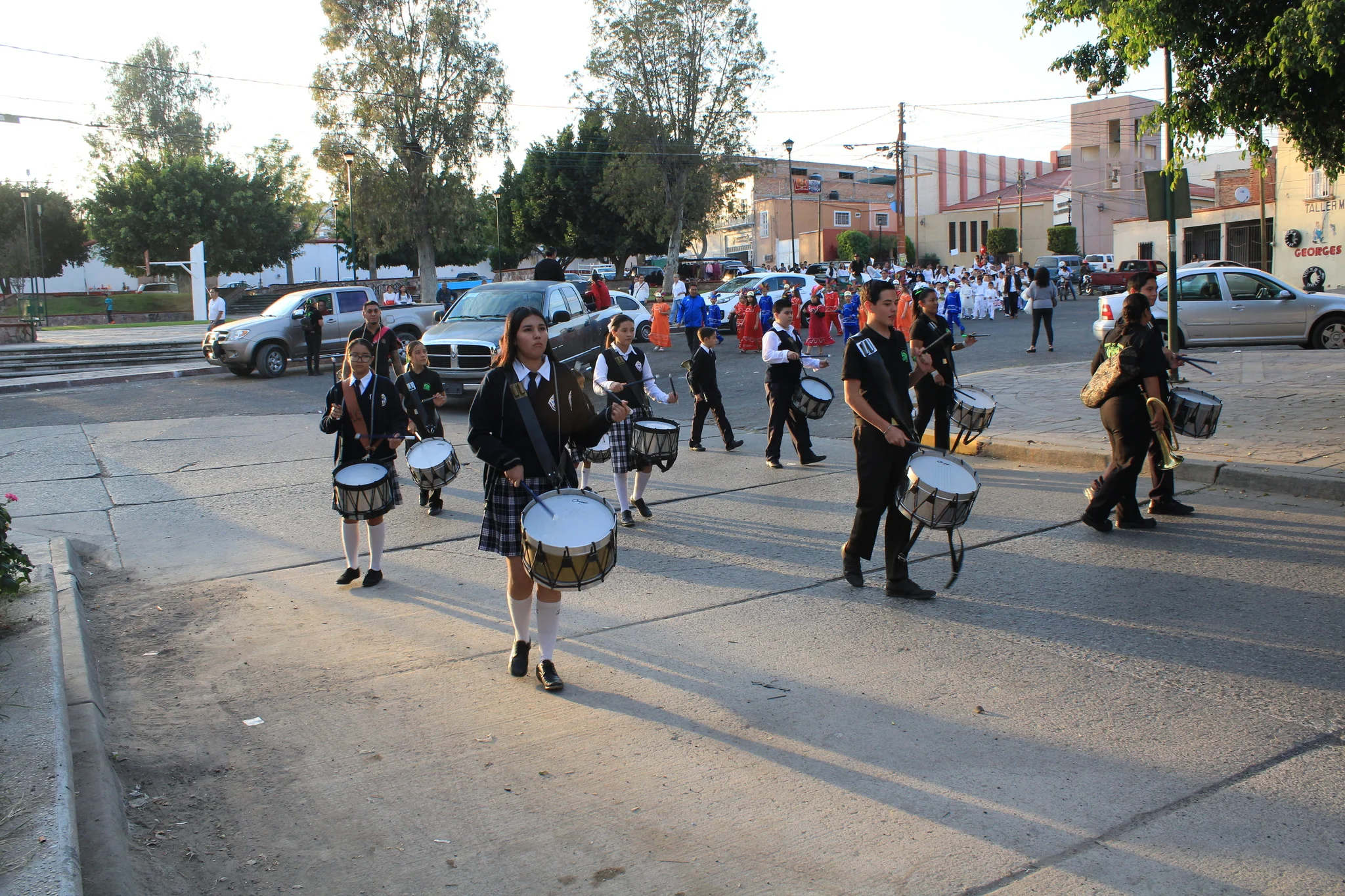 Integrantes de la banda de guerra del colegio durante un desfile.