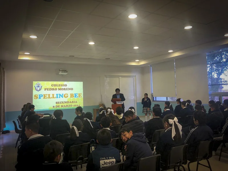 Estudiantes de secundaria participan en Spelling Bee frente a sus compañeros.